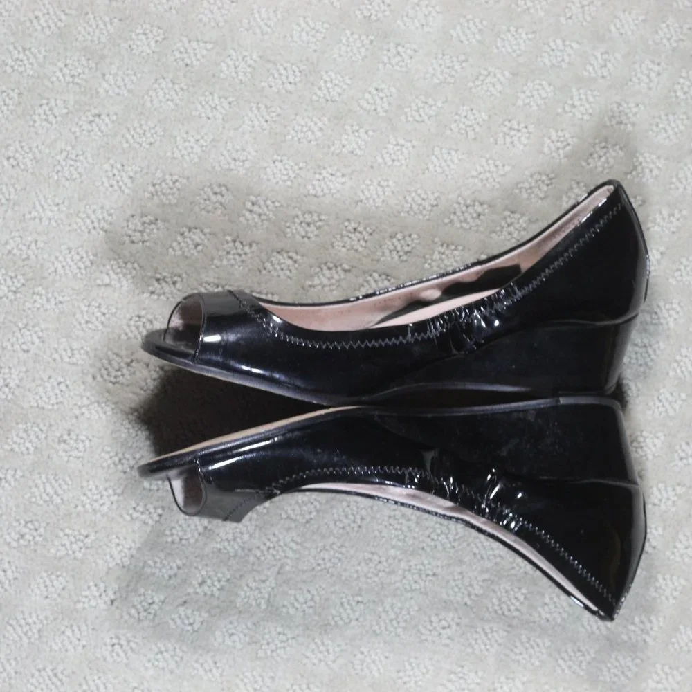 NWOT Vince Camuto Size 8.5M Black Patent Leather Ryssa Peep Toe Wedge 1.5